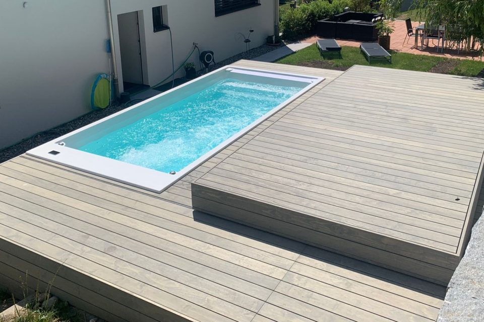 Pool mit Deck